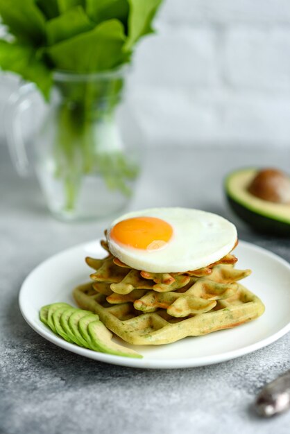 Café da manhã delicioso e nutritivo fresco com waffles de espinafre