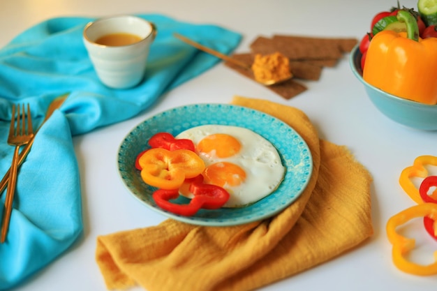 Café da manhã delicioso e saudável na mesa de ovos e legumes Comida brilhante e colorida