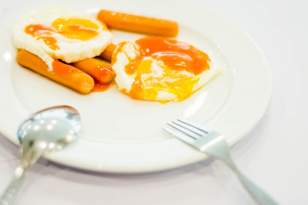 Café da manhã delicioso estilo ocidental na placa