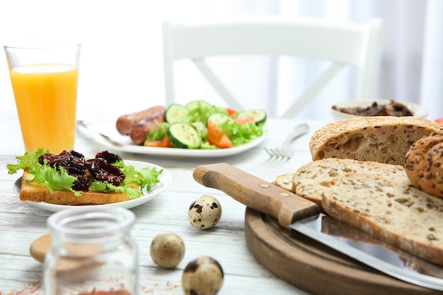 Café da manhã delicioso servido na mesa