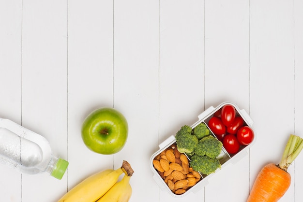 Café da manhã diet na mesa com papel em branco e caneta na mesa