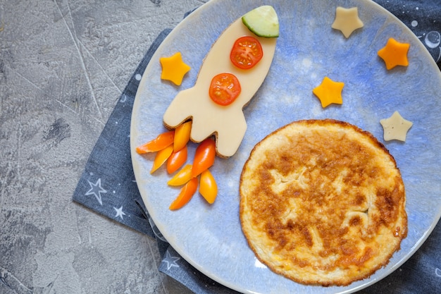 Café da manhã divertido infantil com sanduíche de queijo e omelete