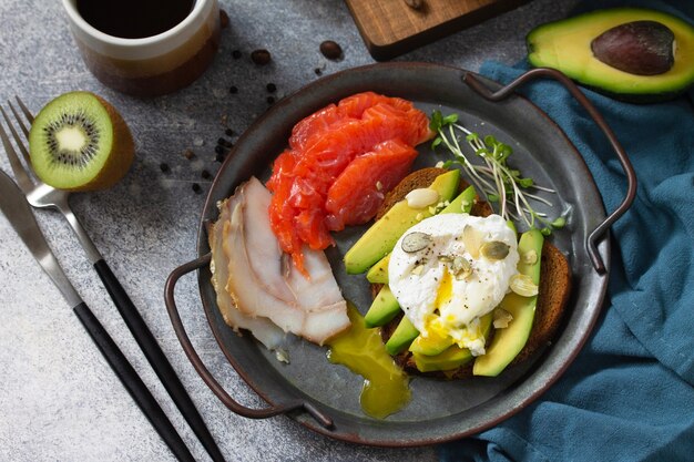 Café da manhã do dia dos namorados Sanduíche de ovo cozido com abacate, café, salmão e salmão defumado