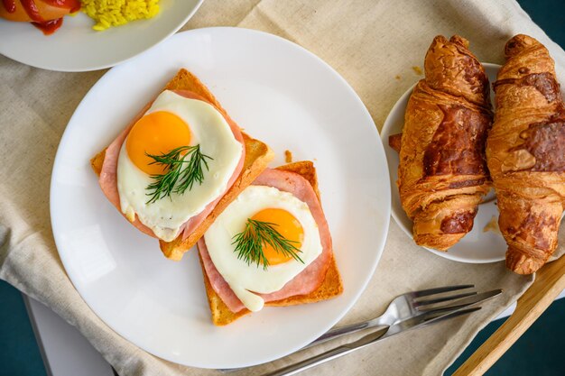 Café da manhã do hotel com sanduíche de ovos