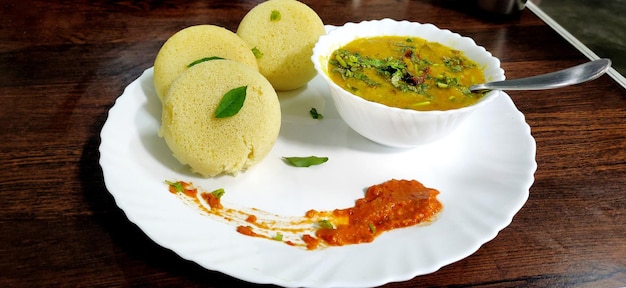 Café da manhã do sul da índia idli sambar e chutney de coco