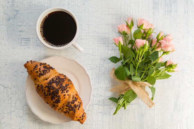 Café da manhã e flores