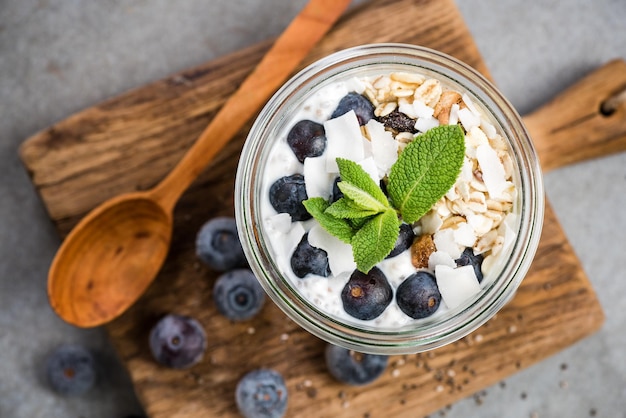 Café da manhã em camadas em jarblueberrychia e coco