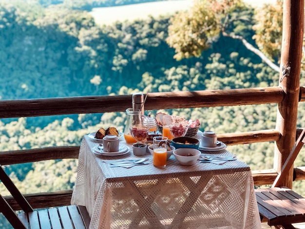 Foto café da manhã em hotel rústico com vista para a natureza