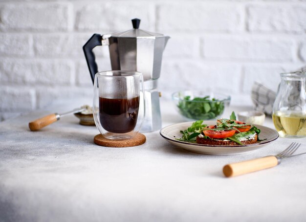 Café da manhã equilibrado de sanduíche com queijo tomate verde e café quente em fundo leve Dieta alimentar