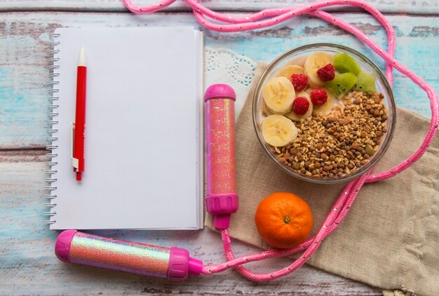 Café da manhã esportivo, muesli de sobremesa com bloco de notas de frutas