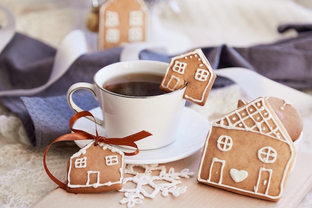 Foto café da manhã estético de inverno biscoitos de gengibre de casas fofas e xícara de café casa aconchegante e aconchegante