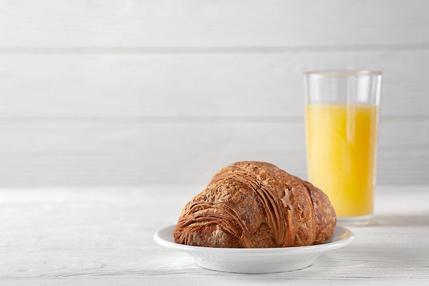 Café da manhã europeu croissants recém-assados com suco de laranja espremido na hora foto de alta qualidade