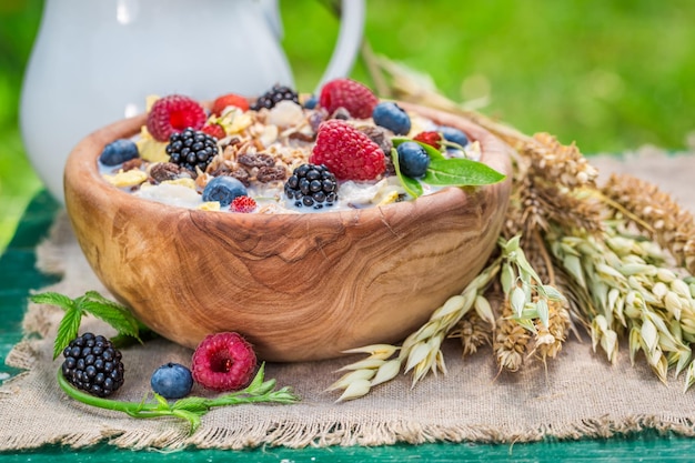 Café da manhã fresco com frutas e leite no jardim