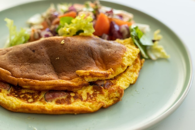 Foto café da manhã fresco com salada e omelete