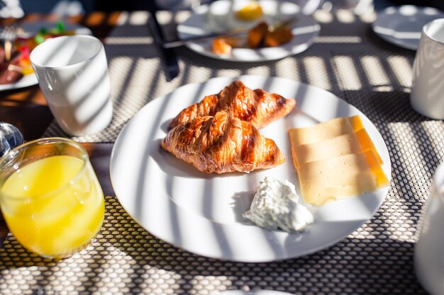 Café da manhã fresco e delicioso no café ao ar livre