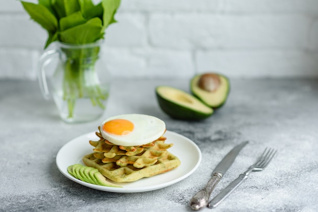 Café da manhã fresco e nutritivo com waffles e ovo