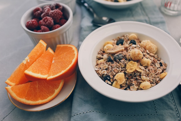 Café da manhã: granola caseira com framboesas e mirtilos.