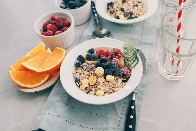 Café da manhã: granola caseira com framboesas e mirtilos.