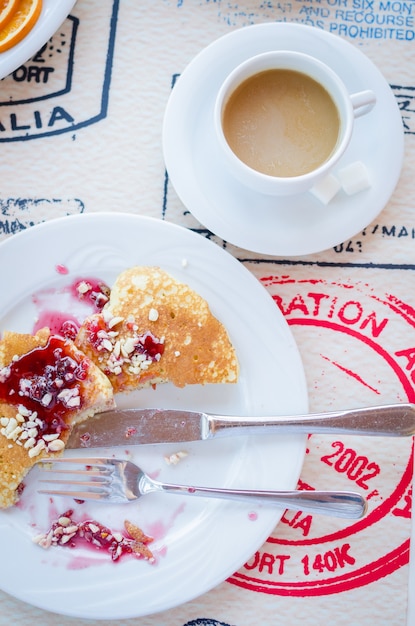 Foto café da manhã incluindo panquecas com geléia de framboesa