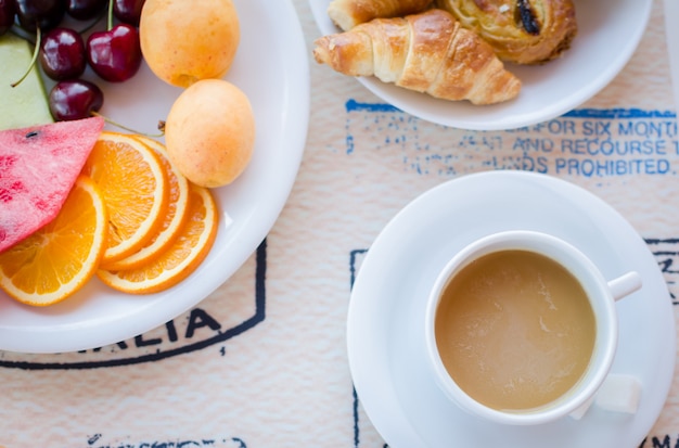 Foto café da manhã incluindo panquecas com geléia de framboesa