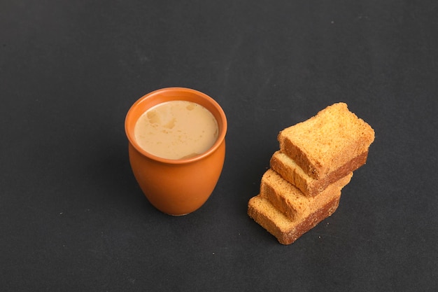 Café da manhã indiano. chá e bolinho em fundo branco.