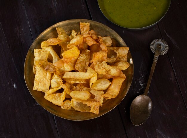 Café da Manhã Indiano Sola Fali ou Masala Papri Com Chutney Verde