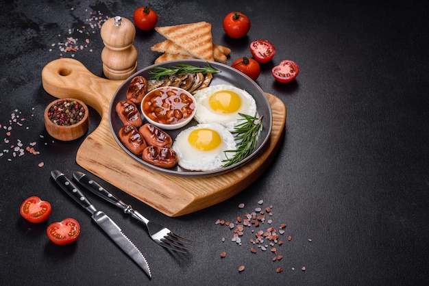 Café da manhã inglês completo com ovos fritos de feijão salsichas assadas tomates e cogumelos