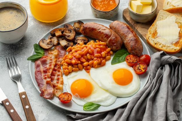 Café da manhã inglês completo em prato com ovos fritos