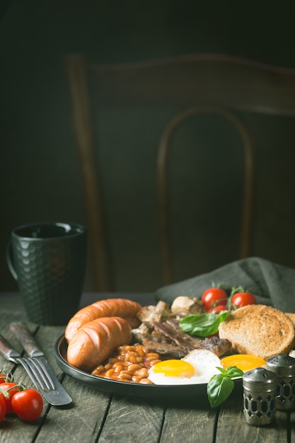 Café da manhã inglês completo em uma mesa de madeira