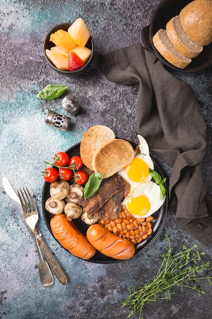 Café da manhã inglês completo em uma mesa de pedra