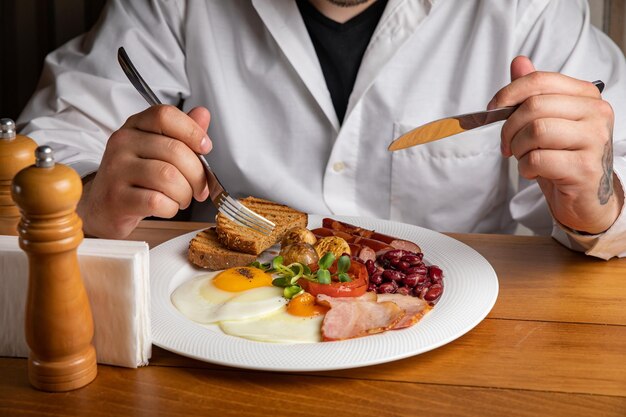 Café da manhã inglês em uma mesa de madeira em um restaurante