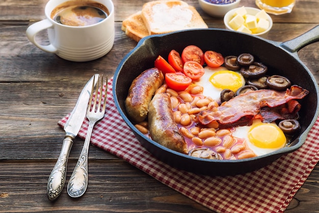 Café da manhã inglês na frigideira de ferro