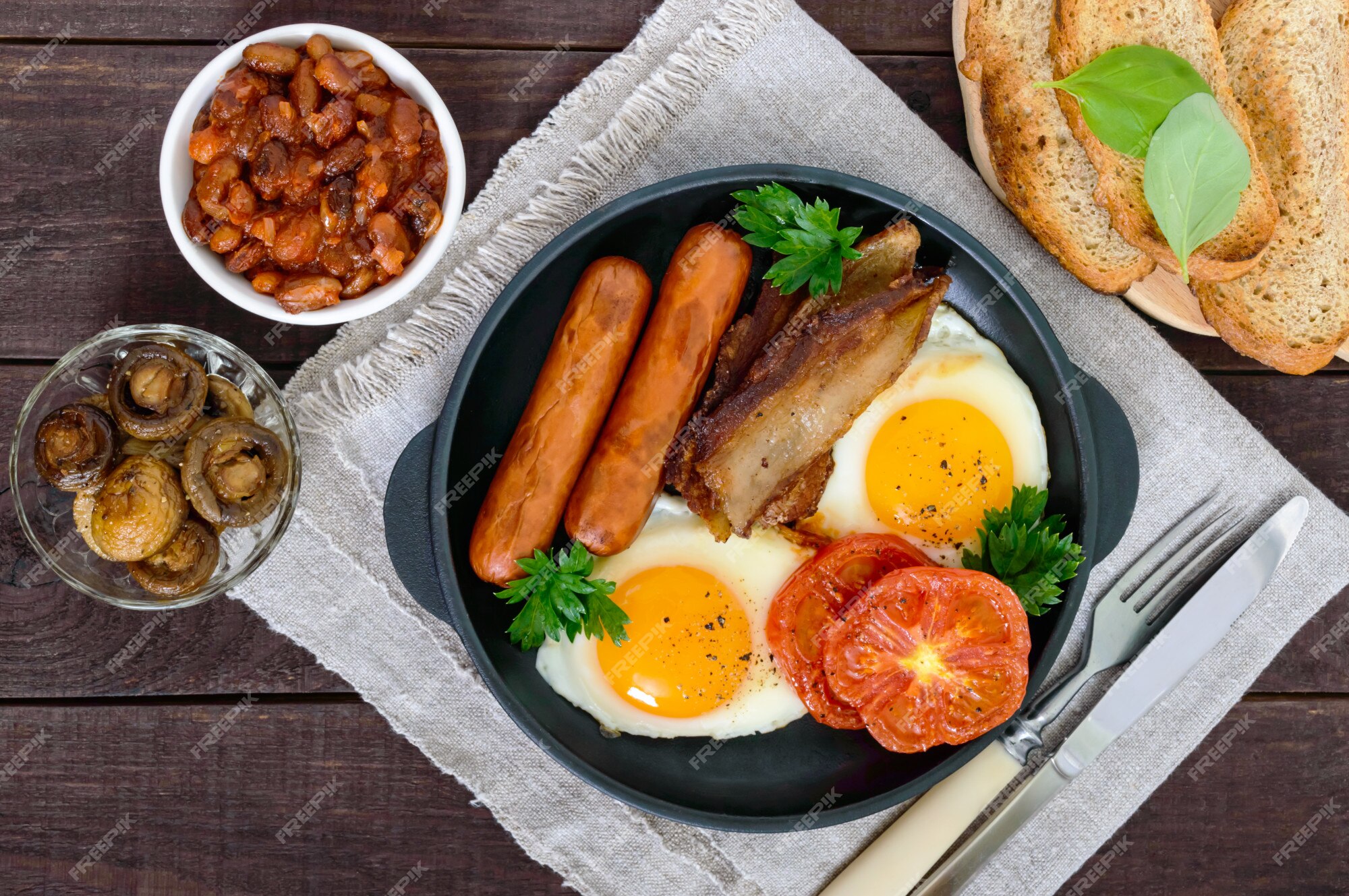 Café Da Manhã Tradicional Em Inglês Ovos Mexidos Feijão Tomate Cogumelos  Enchido E Doce De Damasco Com Clássico Inglês Imagem de Stock - Imagem de  alperce, alto: 217925027