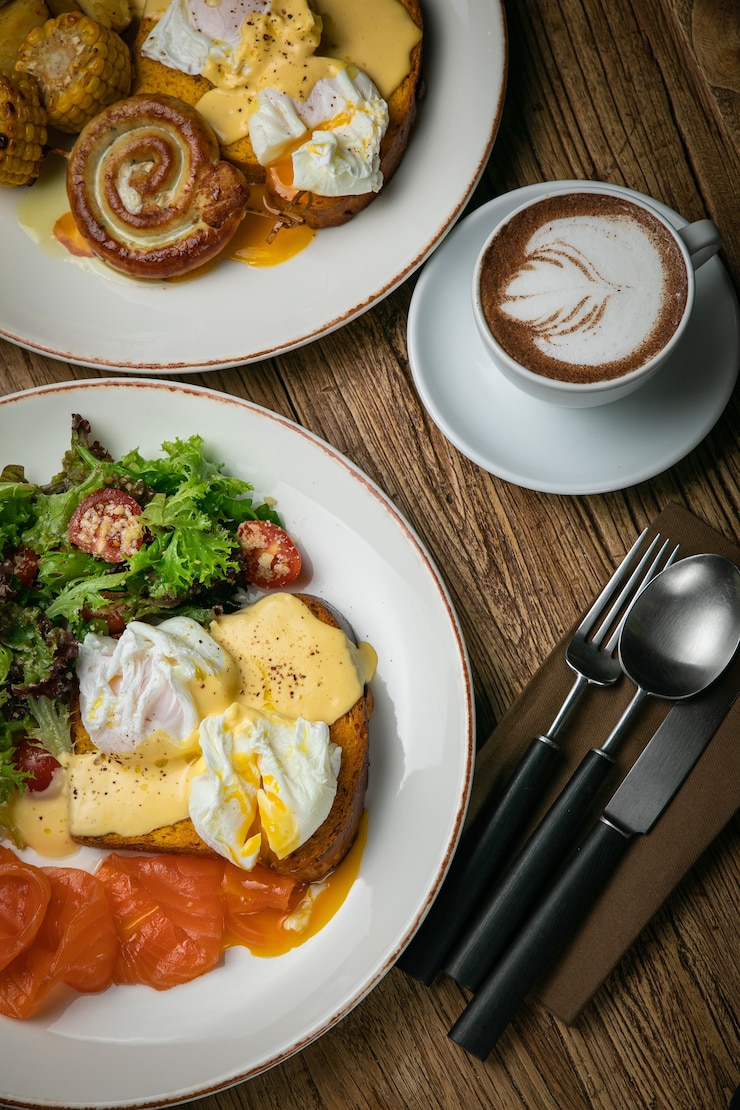 Foto café da manhã inglês, torrada, ovo pochê, molho, salmão
