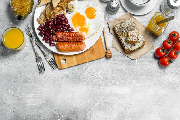 Café da manhã inglês Uma variedade de lanches com suco de laranja