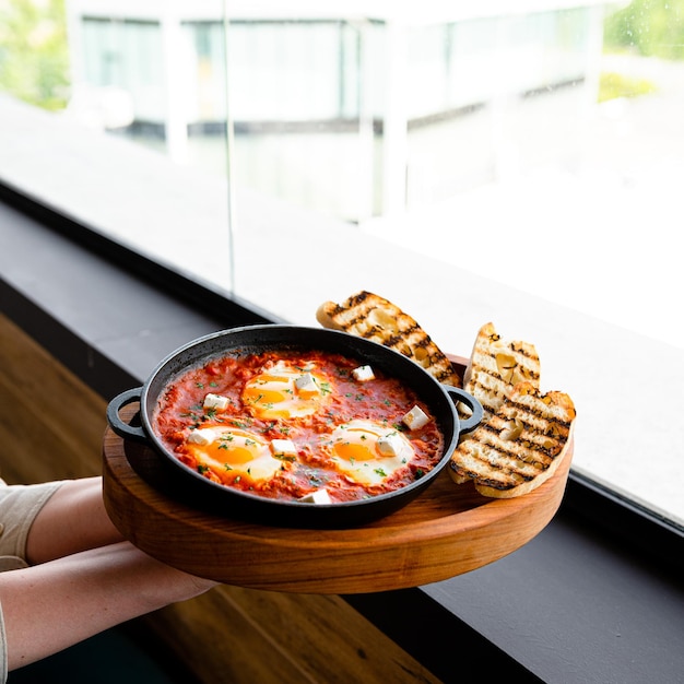 Café da manhã judaico tradicional como ovos mexidos ovos escalfados em molho de pimenta de tomate picante