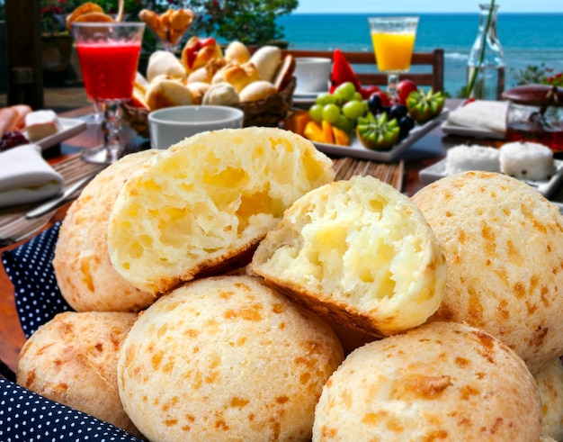 Café da manhã, lanche brasileiro, pão de queijo tradicional mineiro - pao de queijo