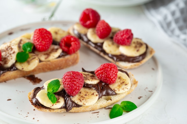 Café da manhã leve no verão ou almoço com sanduíches