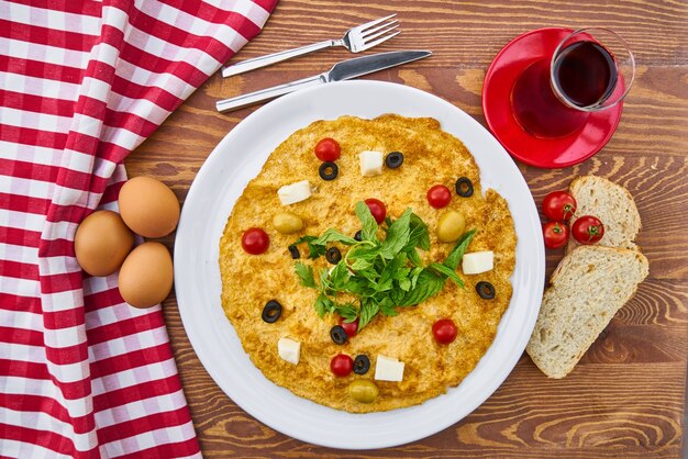 Café da manhã mediterrâneo com chá, omelete e pão