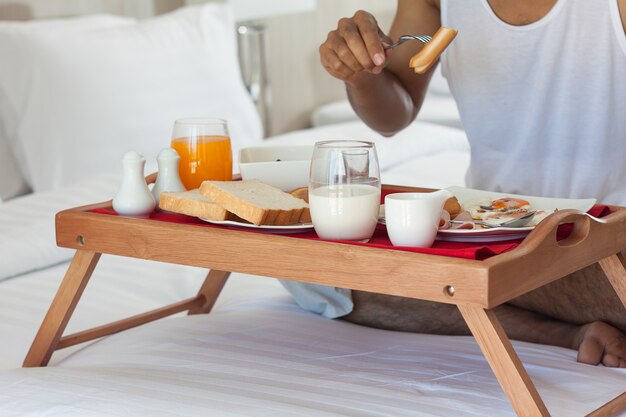 Café da manhã na bandeja na cama