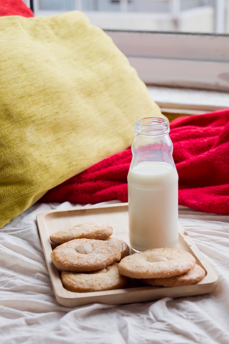 Foto café da manhã na cama biscoitos com leite