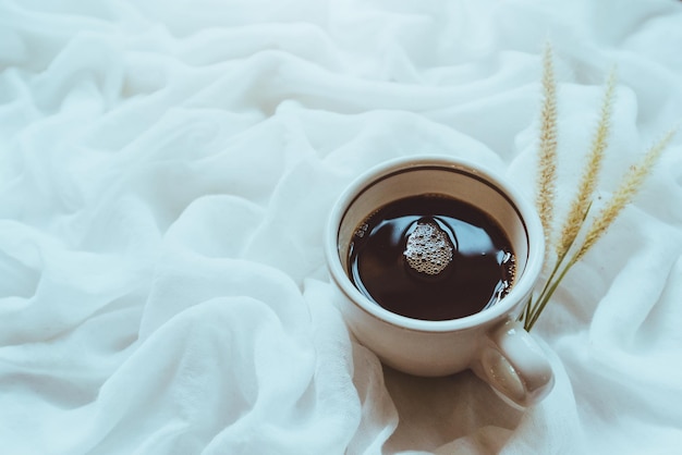 Café da manhã na cama Café preto colocado em um pano branco