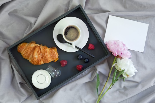 Café da manhã na cama com café, croissant e leite