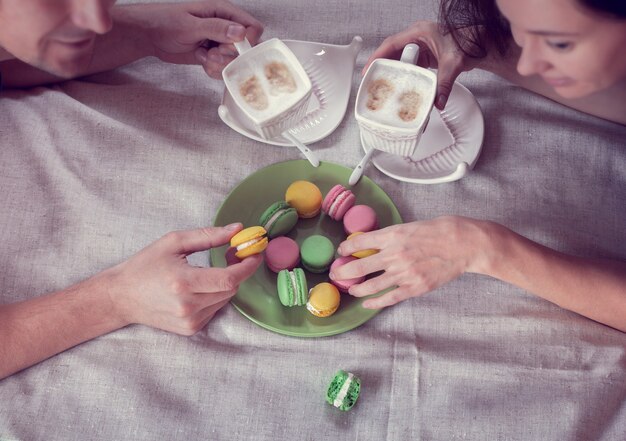 Foto café da manhã na cama com café e biscoitos