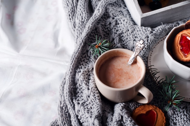 Café da manhã na cama com café e biscoitos