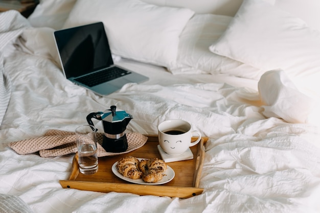 Café da manhã na cama com laptop