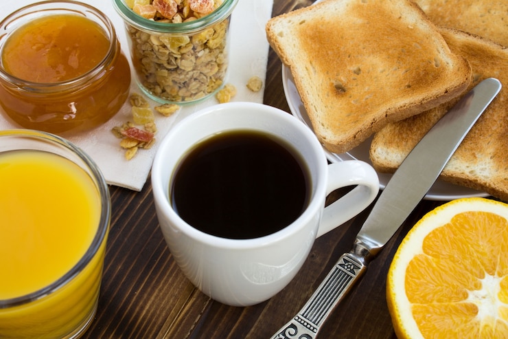 Foto café da manhã na madeira marrom
