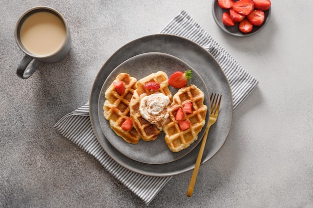 Café da manhã na moda com croffles e morangos de café da manhã Croissant como waffle