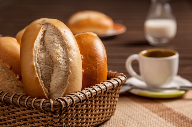 Foto café da manhã no brasil com pão francês tradicional, pão tradicional do brasil.