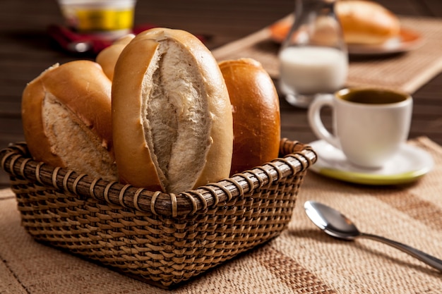 Foto café da manhã no brasil com pão francês tradicional, pão tradicional do brasil.